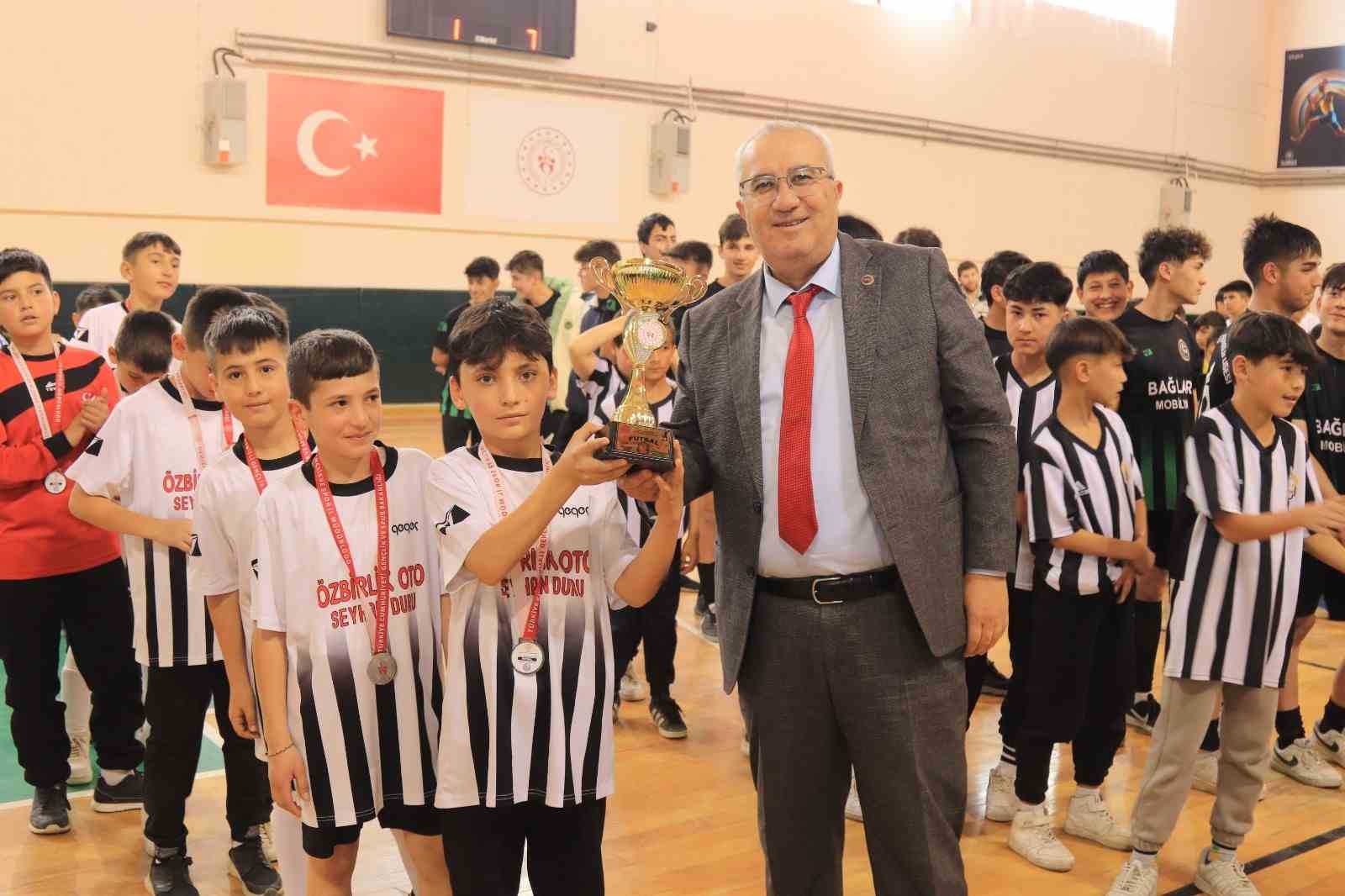 ÇAMELİ’NDE DÜZENLENEN FUTSAL TURNUVASI ÖDÜLLERİ SAHİPLERİNİ BULDU