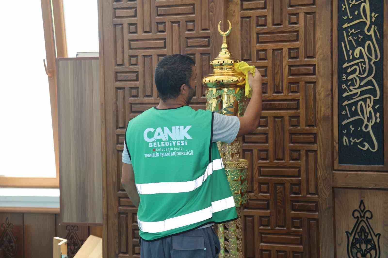 CANİK BELEDİYESİ, CAMİLERİ BÜYÜK BİR TİTİZLİKLE TEMİZLİYOR
