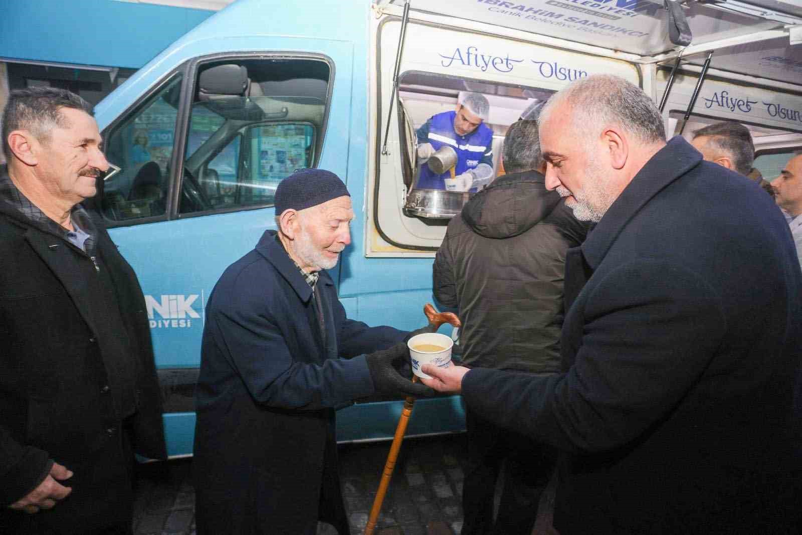 CANİK BELEDİYESİ VATANDAŞLARA ÇORBA İKRAMINDA BULUNDU