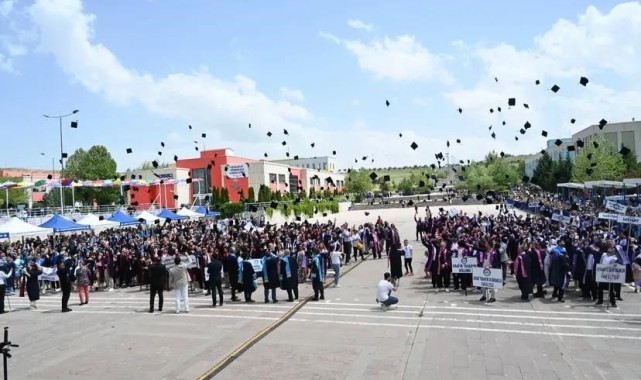 Çankırı Karatekin Üniversitesi’nde Mezuniyet Coşkusu