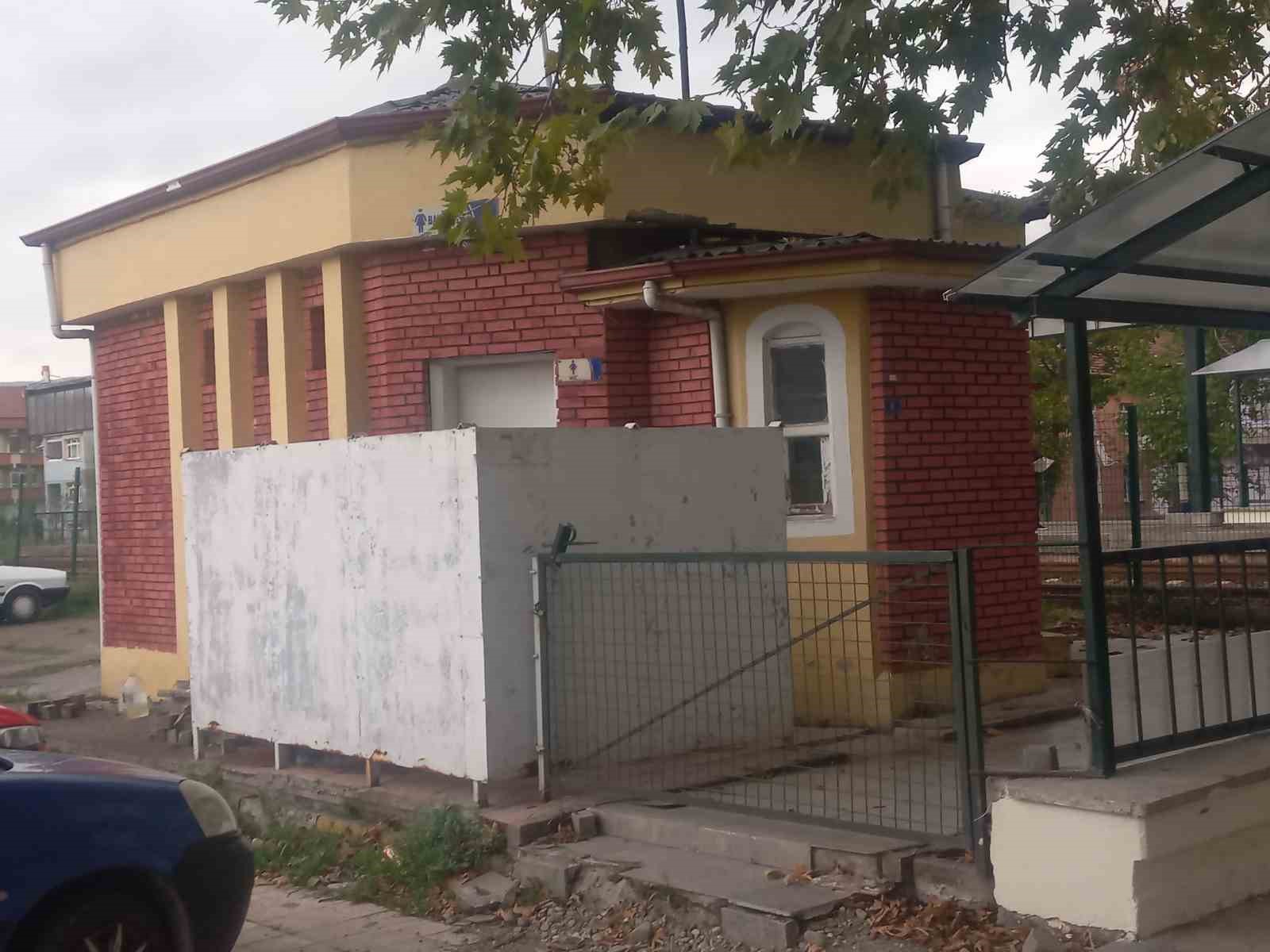 ÇAYCUMA'DA TCDD'YE AİT UMUMİ TUVALET TEPKİ ÇEKİYOR
