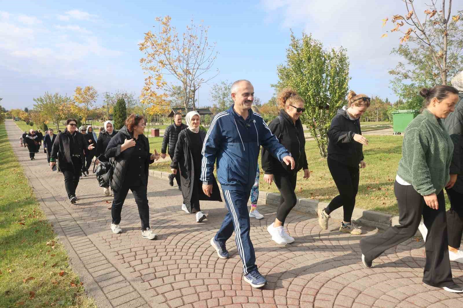 ÇAYIROVA BELEDİYE BAŞKANI VATANDAŞLARLA YÜRÜYÜŞ YAPTI