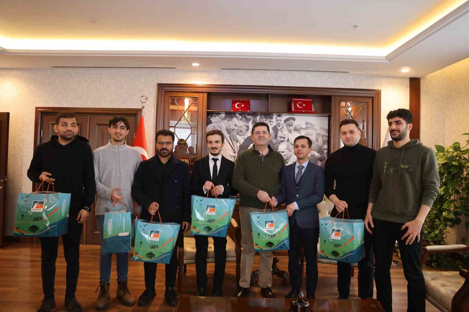 ÇEKMEKÖY BELEDİYE BAŞKANI ORHAN ÇERKEZ, GOLBOL TAKIMINA DESTEK VERDİ