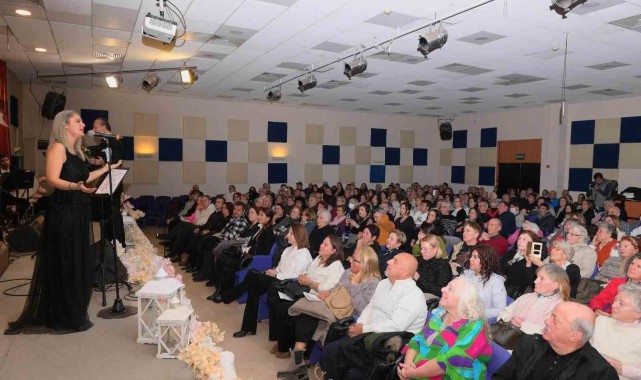 Çeşme Belediyesi Türk Sanat Müziği Korosu 30. Yıl Dönümünü Görkemli Bir Konserle Kutladı