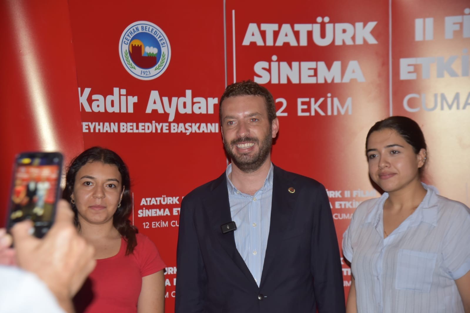 CEYHAN BELEDİYE BAŞKANI KADİR AYDAR, CEYHANLILARLA ATATÜRK FİLMİNİ İZLEDİ