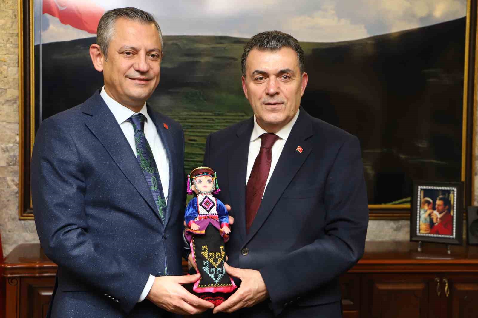 CHP GENEL BAŞKANI ARDAHAN BELEDİYE BAŞKANINI ZİYARET ETTİ
