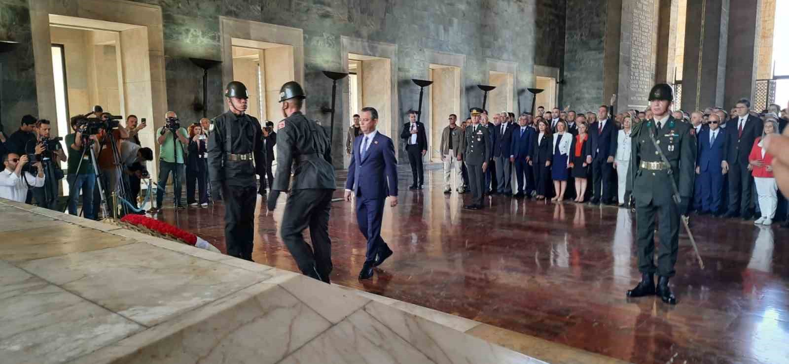CHP GENEL BAŞKANI ÖZGÜR ÖZEL ANITKABİR'İ ZİYARET ETTİ