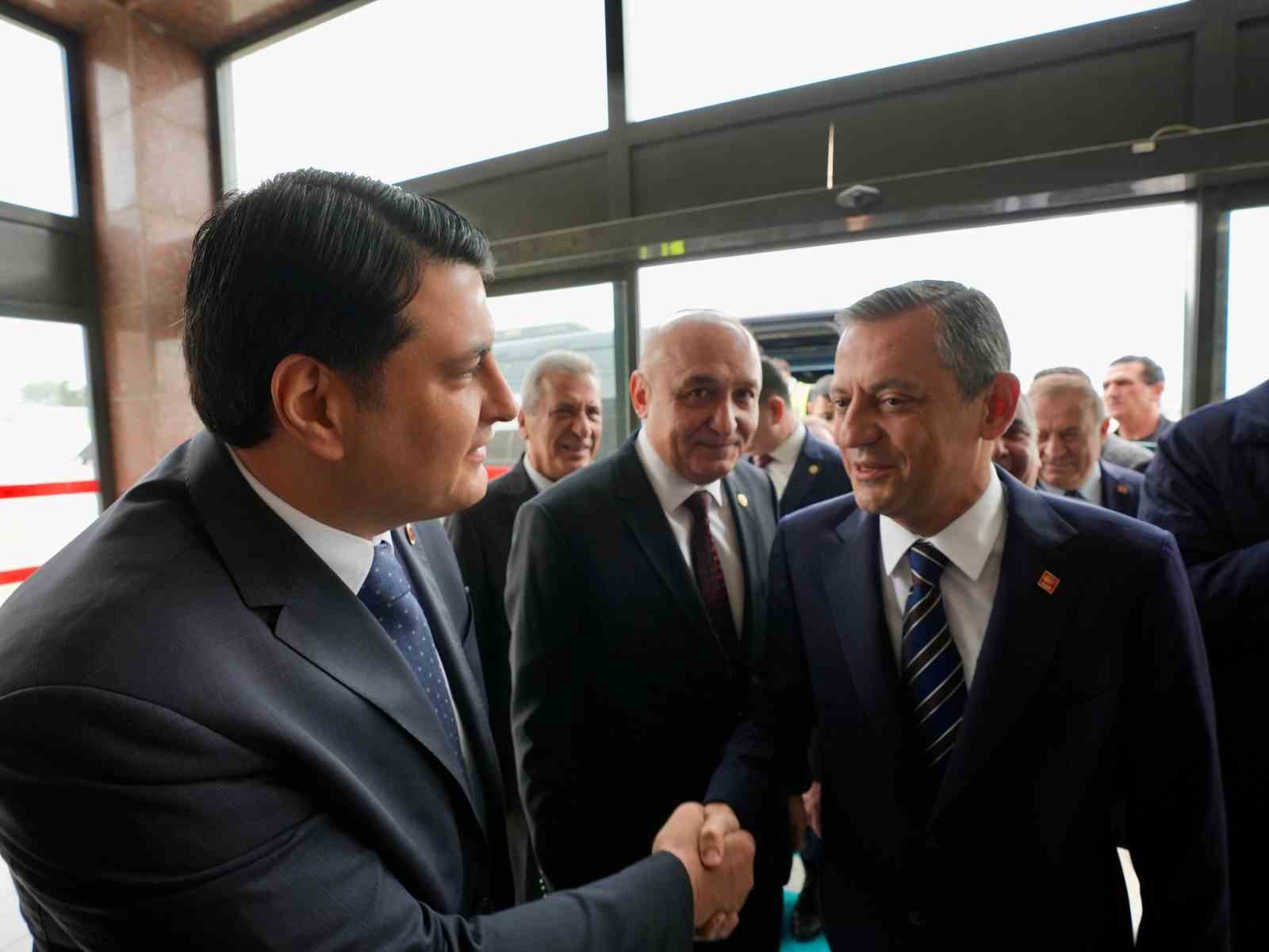 CHP GENEL BAŞKANI ÖZGÜR ÖZEL, KİLİS’TE ŞEHİTKAMİL BELEDİYE BAŞKANI UMUT YILMAZ'LA BULUŞTU
