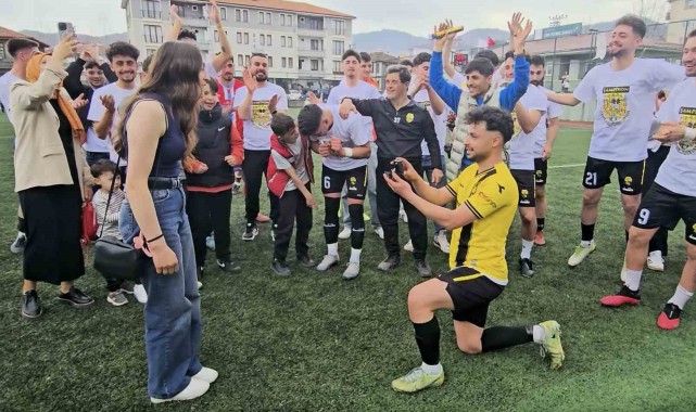 Cide Belediyesporlu Futbolcu Maç Sonunda Evlilik Teklif Etti