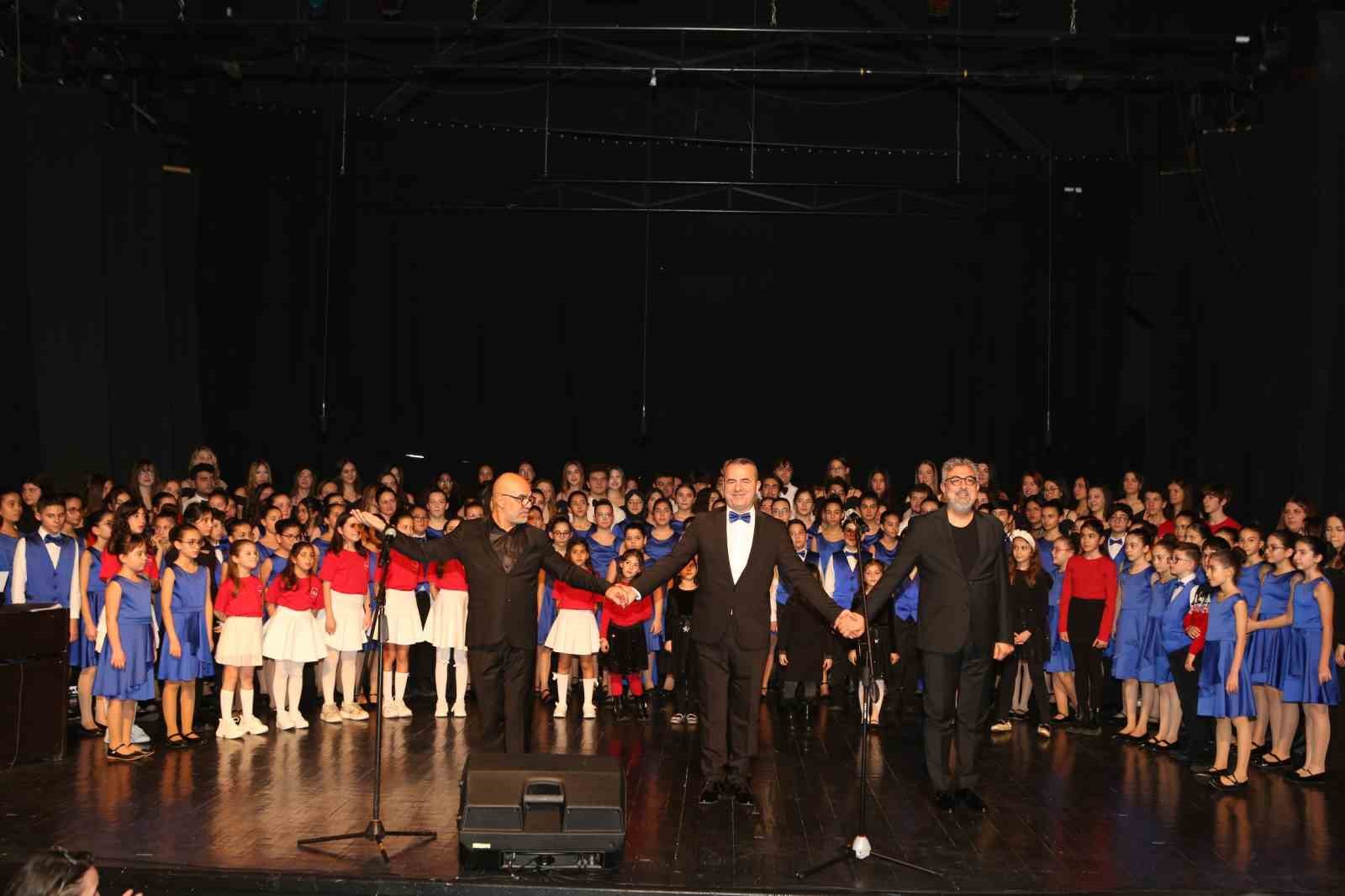 ÇOCUK VE GENÇ KOROLARI UNUTULMAZ BİR GECEYE İMZA ATTI