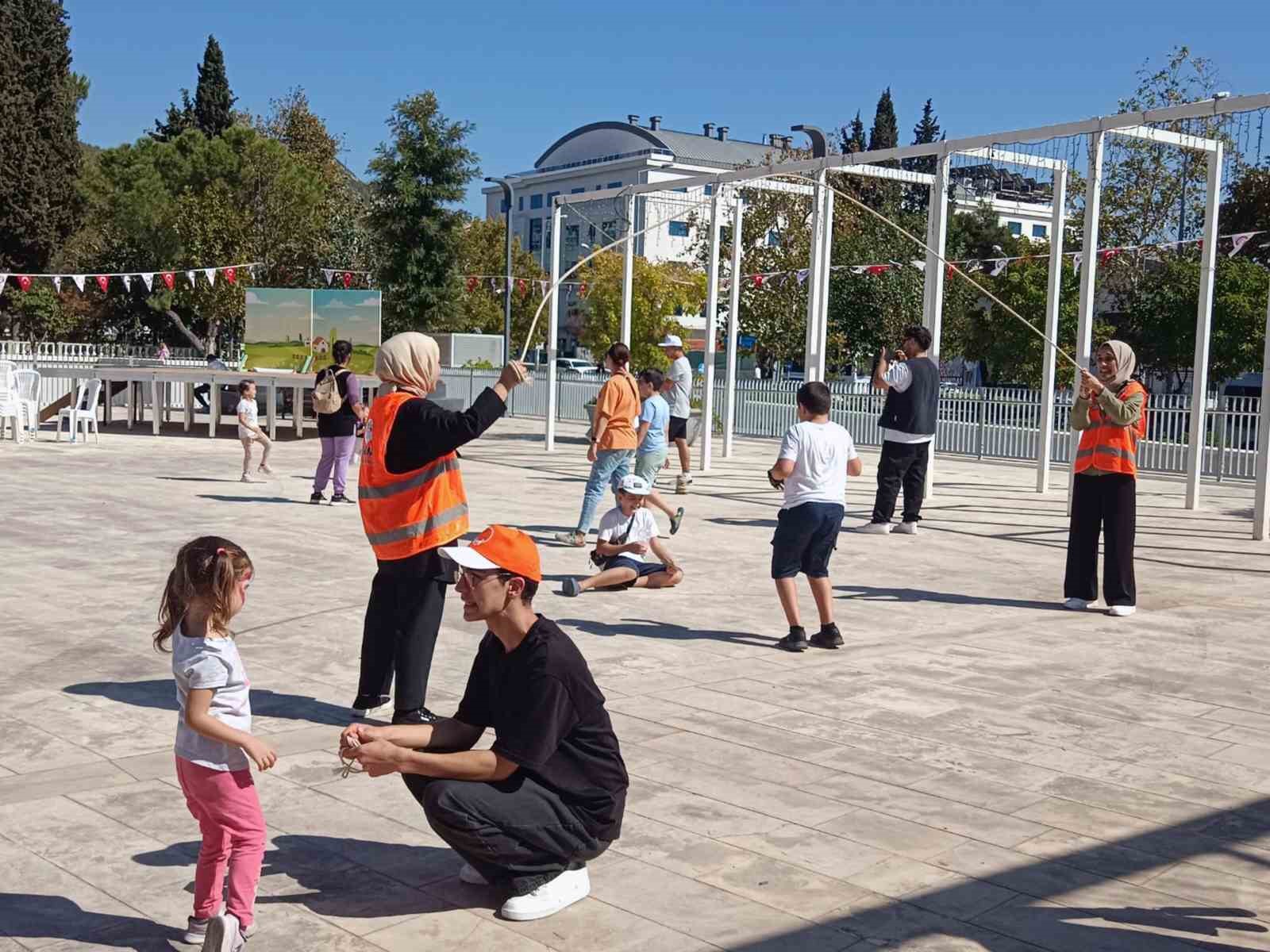 ÇOCUKLARIN TEKNOLOJİDEN UZAK EĞLENCESİ: MUĞLA KÜLTÜR VE SANAT ŞENLİĞİ