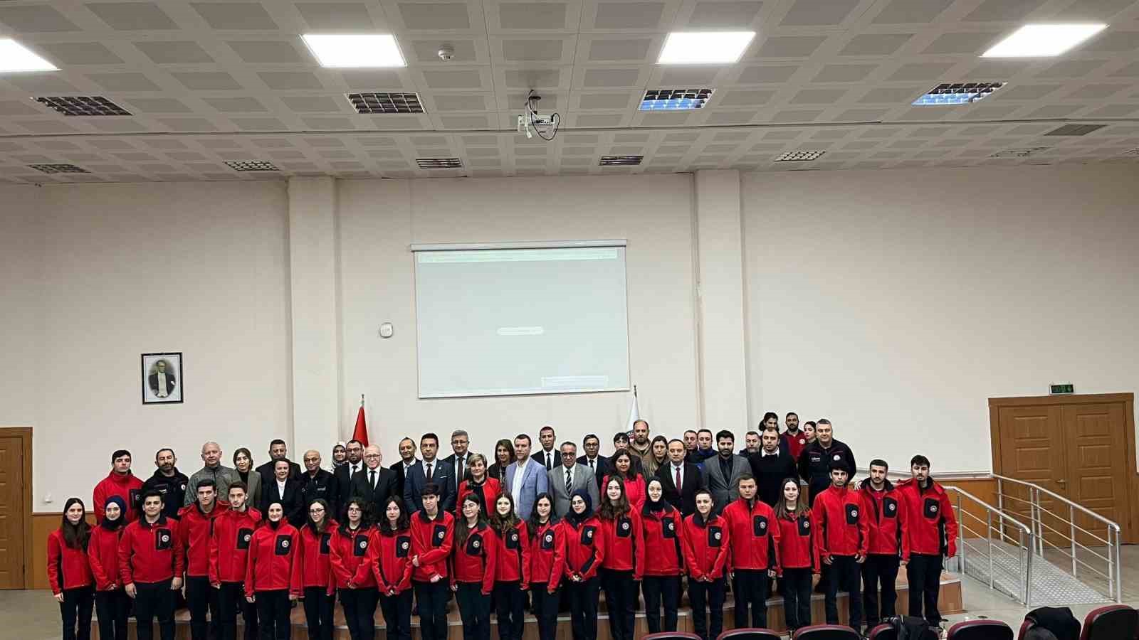 ÇOMÜ ACİL YARDIM VE AFET YÖNETİMİ BVEFADI ÖĞRENCİLERİNE ÜNİFORMA GİYME TÖRENİ