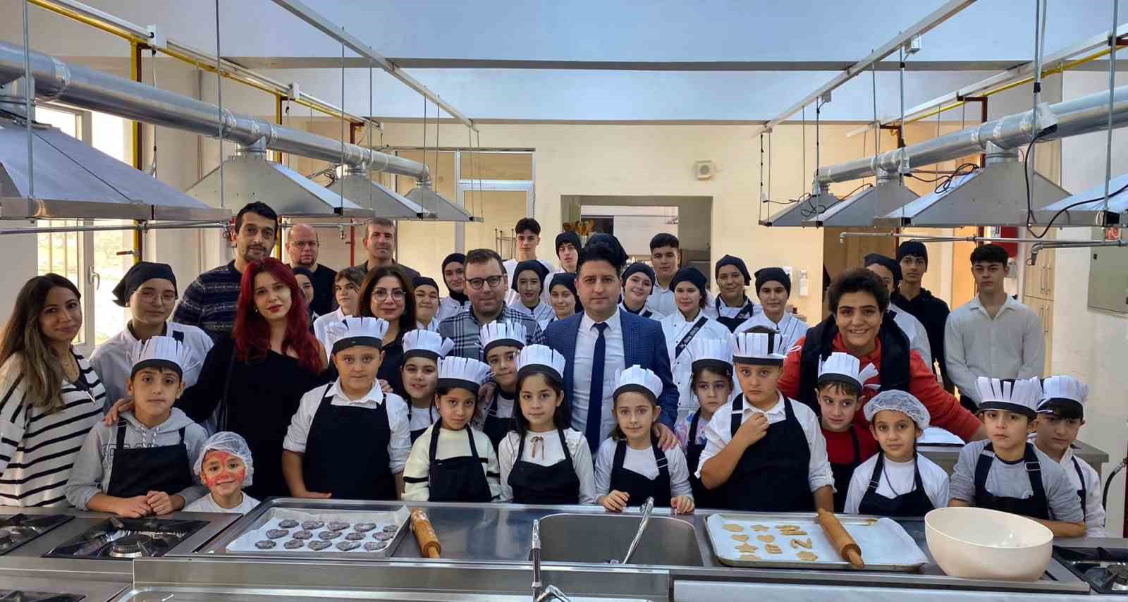 CUMAYANI İLKOKULU ÖĞRENCİLERİ PASTA VE BÖREK YAPTI