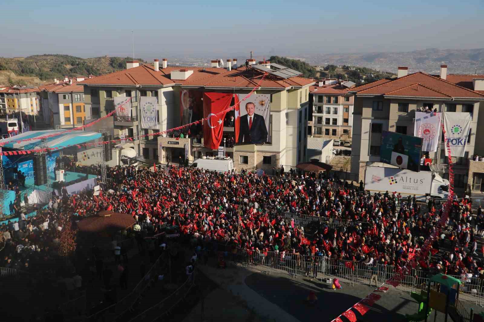 CUMHURBAŞKANI ERDOĞAN HATAY’DA AFET KONUTU ANAHTAR TESLİM TÖRENİNE KATILDI