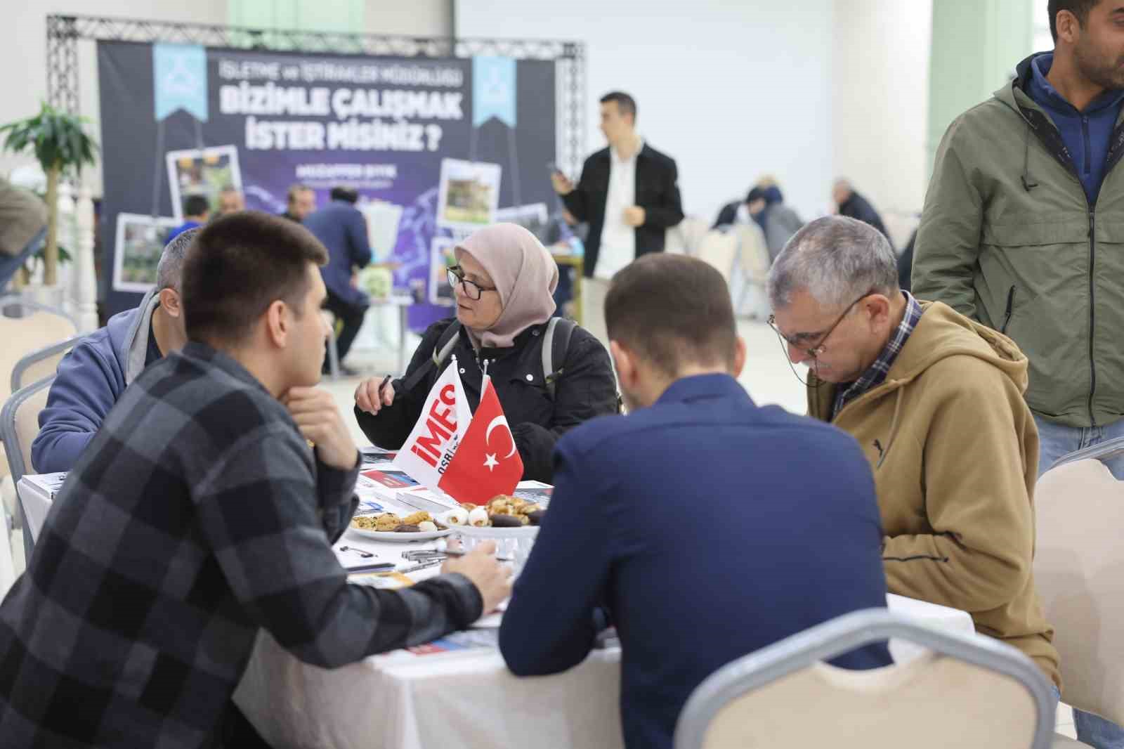 DARICA BELEDİYESİ İSTİHDAM FUARI'NDA İŞ ARAYANLARLA İŞVERENLERİ BULUŞTURDU
