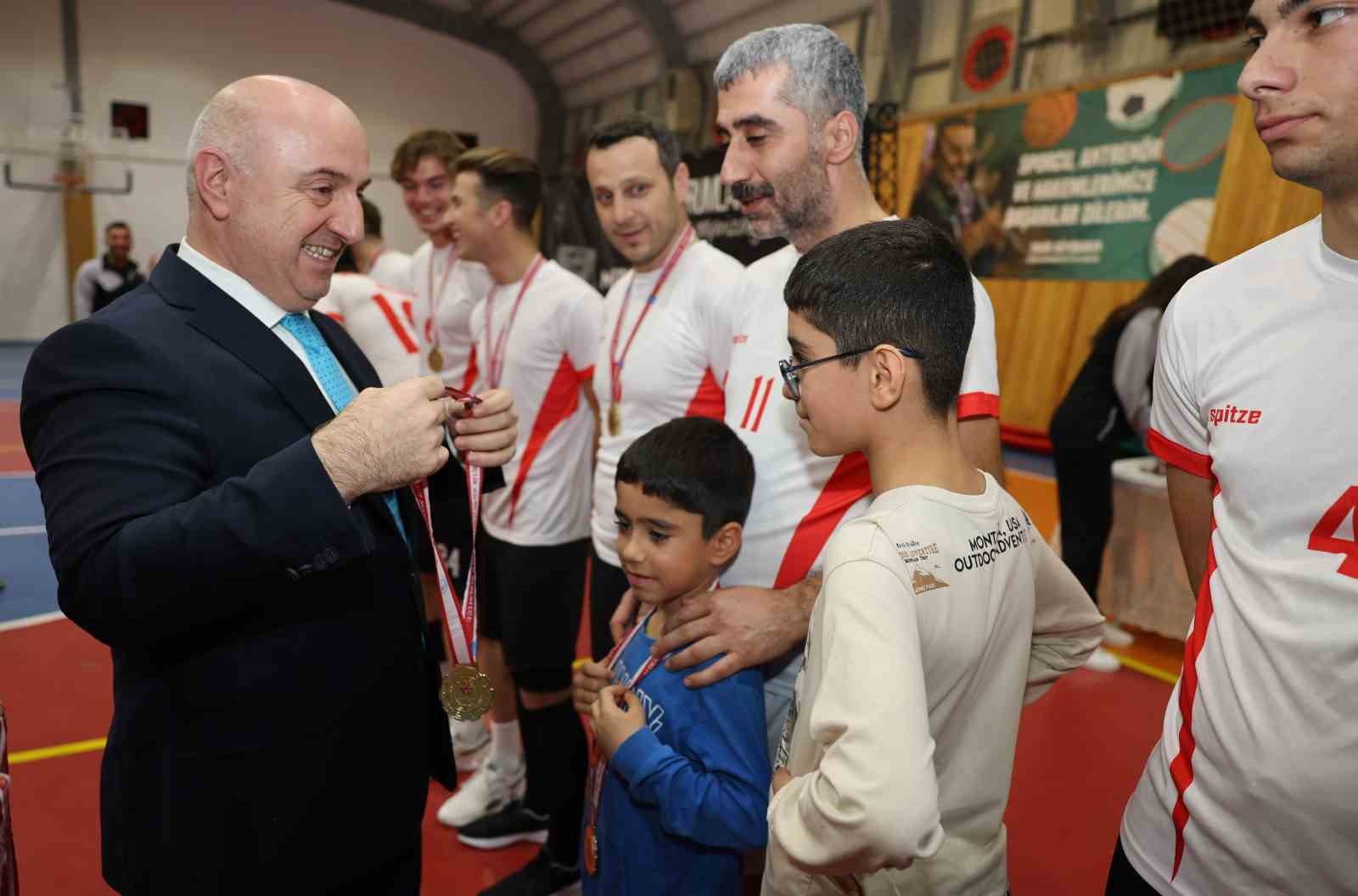 DARICA’DA KURUMLAR ARASI VOLEYBOL TURNUVASI ÖDÜLLERİ SAHİPLERİNİ BULDU