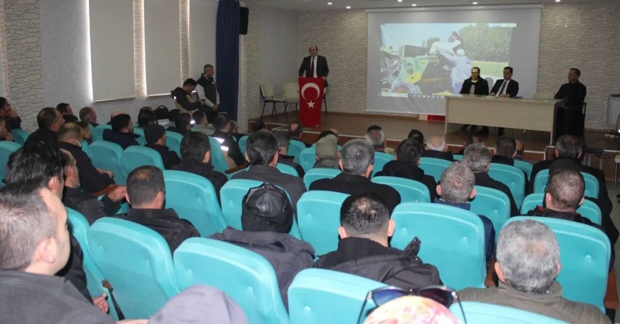DEMİRÖZÜ İLÇE MİLLİ EĞİTİM MÜDÜRLÜĞÜ'NDE ŞEKER PANCARI ÜRETİMİ TOPLANTISI GERÇEKLEŞTİRİLDİ