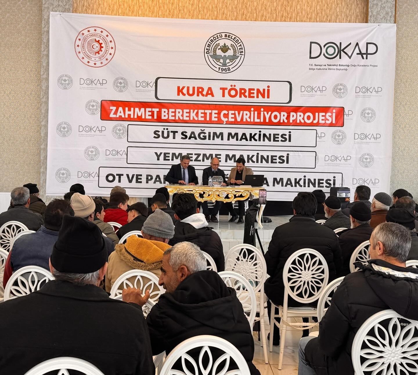 DEMİRÖZÜ İLÇESİNDE ÇİFTÇİLERE TARIM ALETLERİ ÜCRETSİZ DAĞITILDI