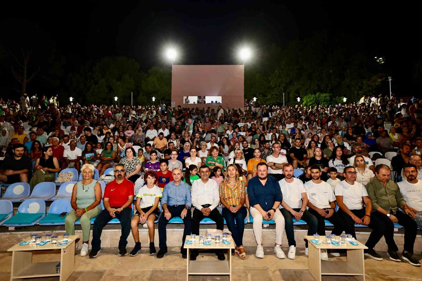 DENİZLİ BÜYÜKŞEHİR BELEDİYESİ YAZ SİNEMA GÜNLERİ İZLEYİCİLERE UNUTULMAZ BİR AKŞAM YAŞATTI