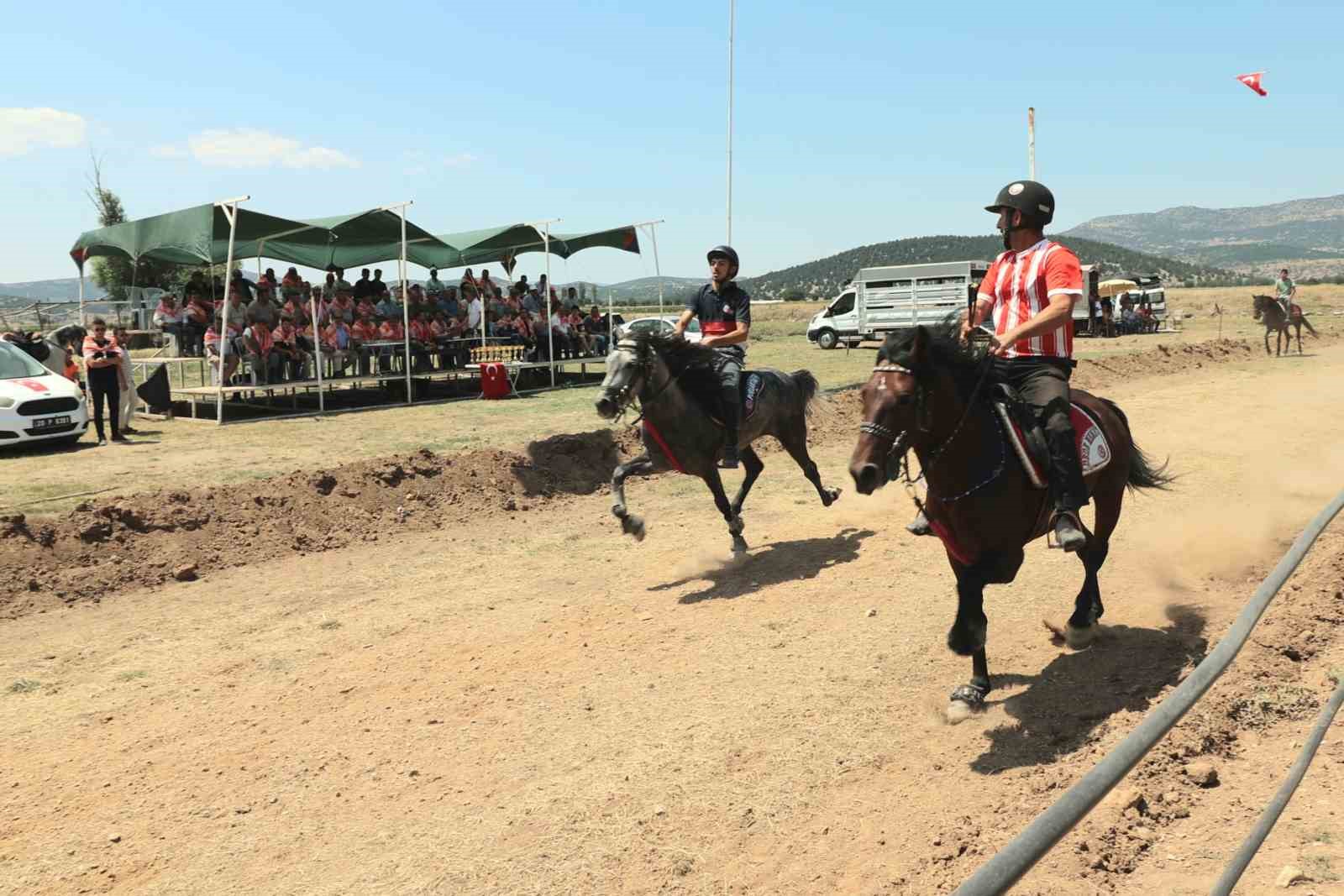 DENİZLİ TAVAS'TA RAHVAN AT YARIŞLARINDA ÖDÜLLER SAHİPLERİNİ BULDU