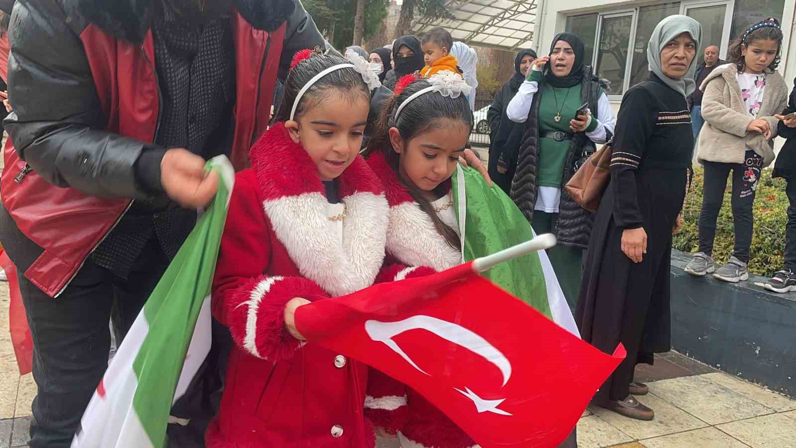 DENİZLİ'DEKİ SURİYELİLER ŞAM'IN DÜŞÜŞÜNÜ KUTLADI