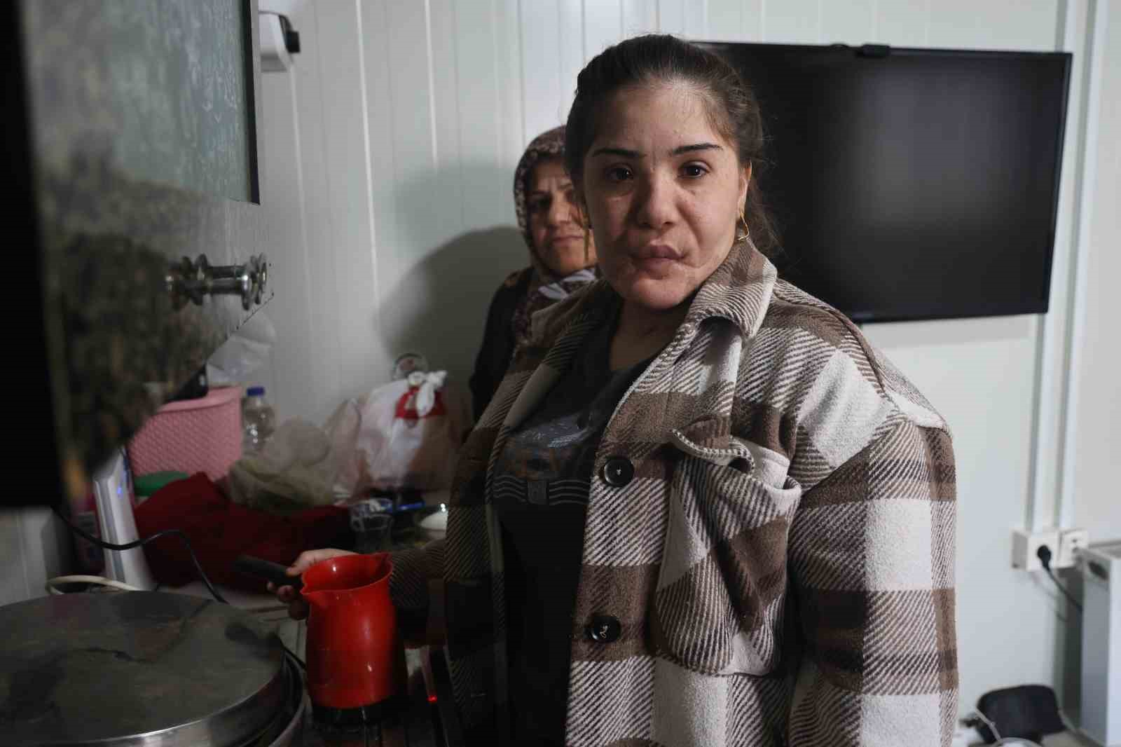 DEPREMDE ENKAZ ALTINDAN YARALI KURTARILAN GENÇ KIZ KONUŞMAYA BAŞLADI