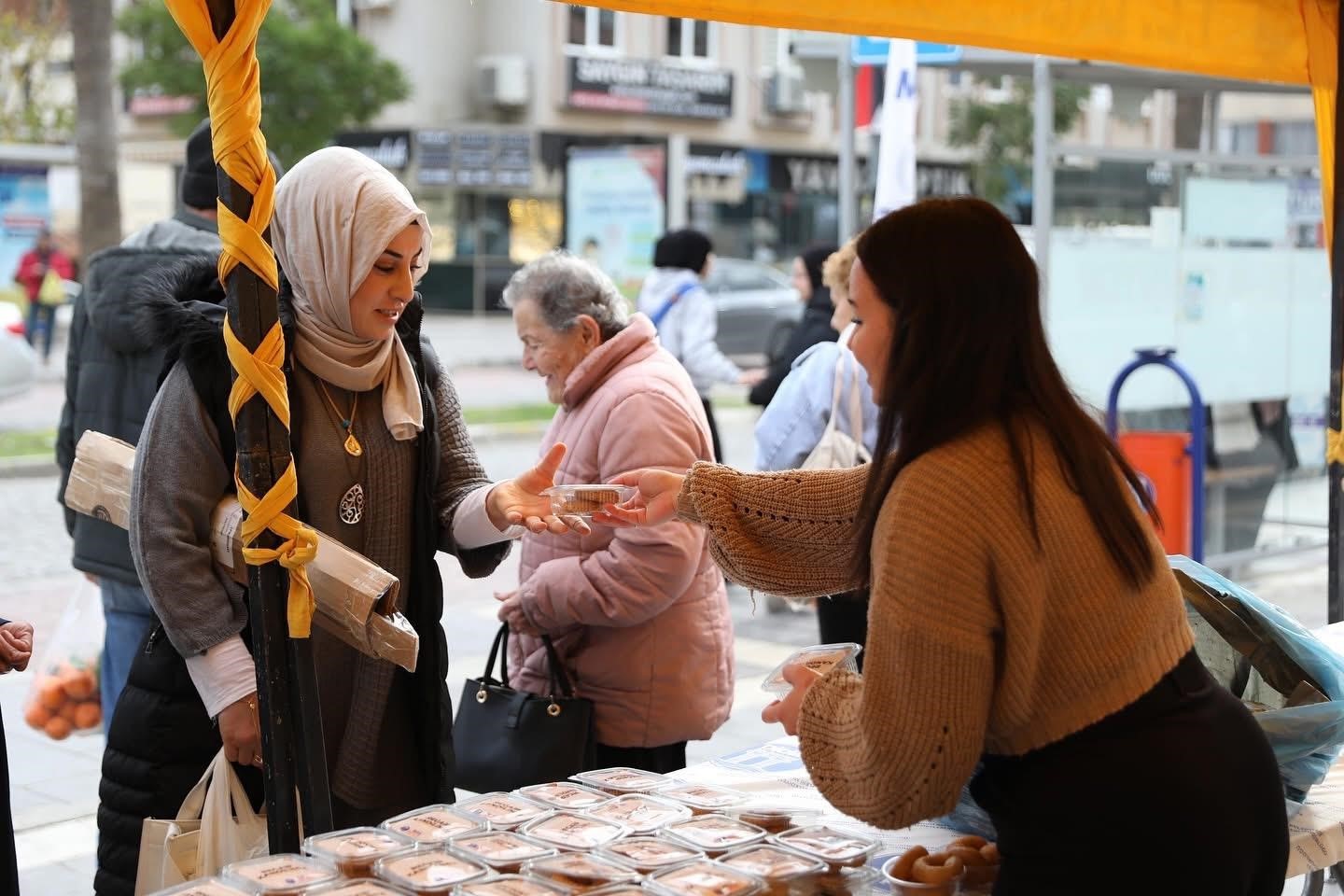 DİDİM BELEDİYESİ, REGAİP KANDİLİ'NDE VATANDAŞLARA KANDİL SİMİDİ DAĞITTI