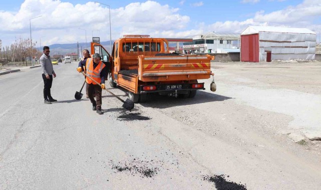 Diyadin Karayolu Çukurları Yama Yöntemiyle Onarıldı