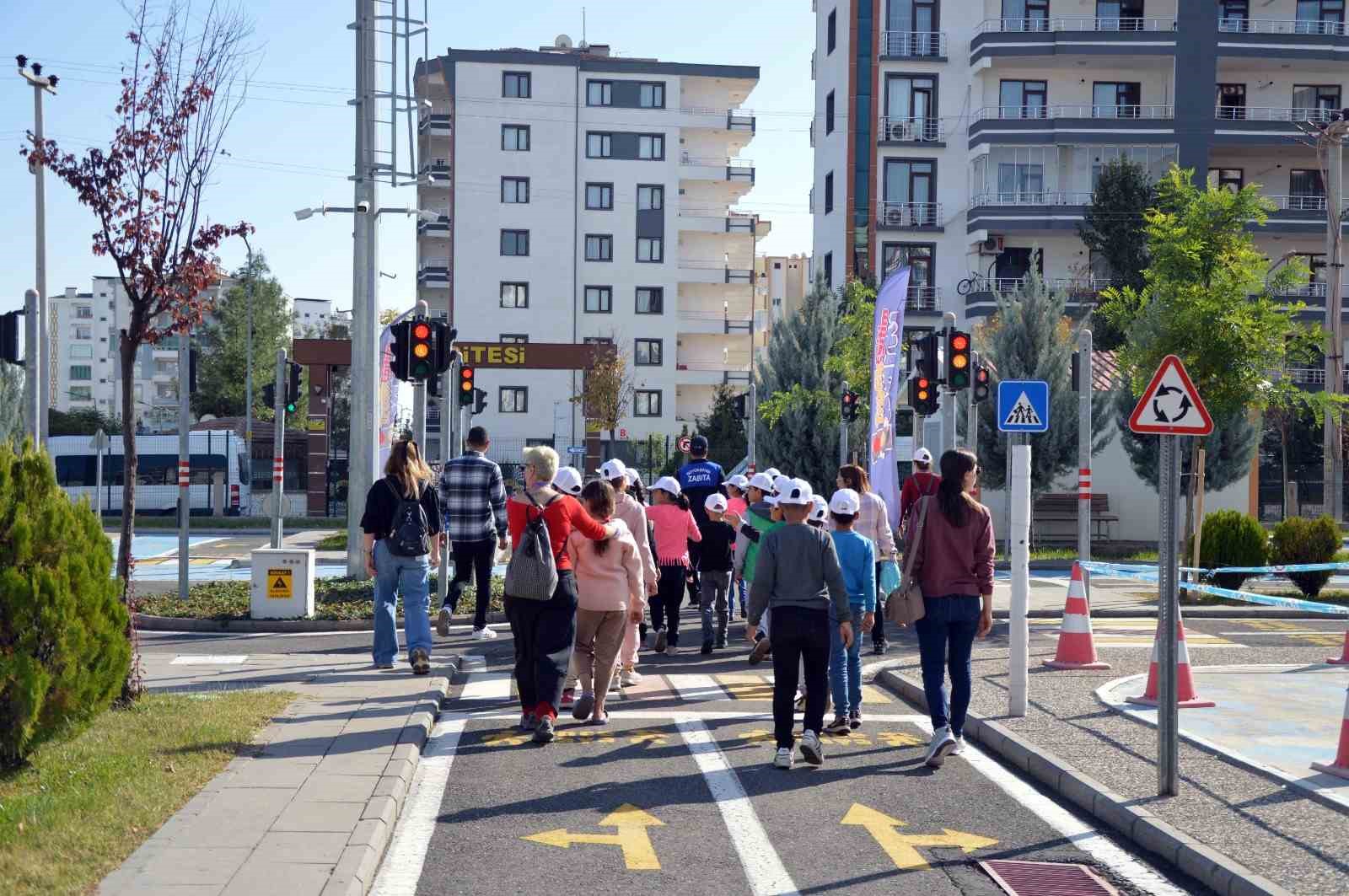 DİYARBAKIR'DA ÇOCUKLARA İTFAİYE VE TRAFİK EĞİTİMİ VERİLDİ