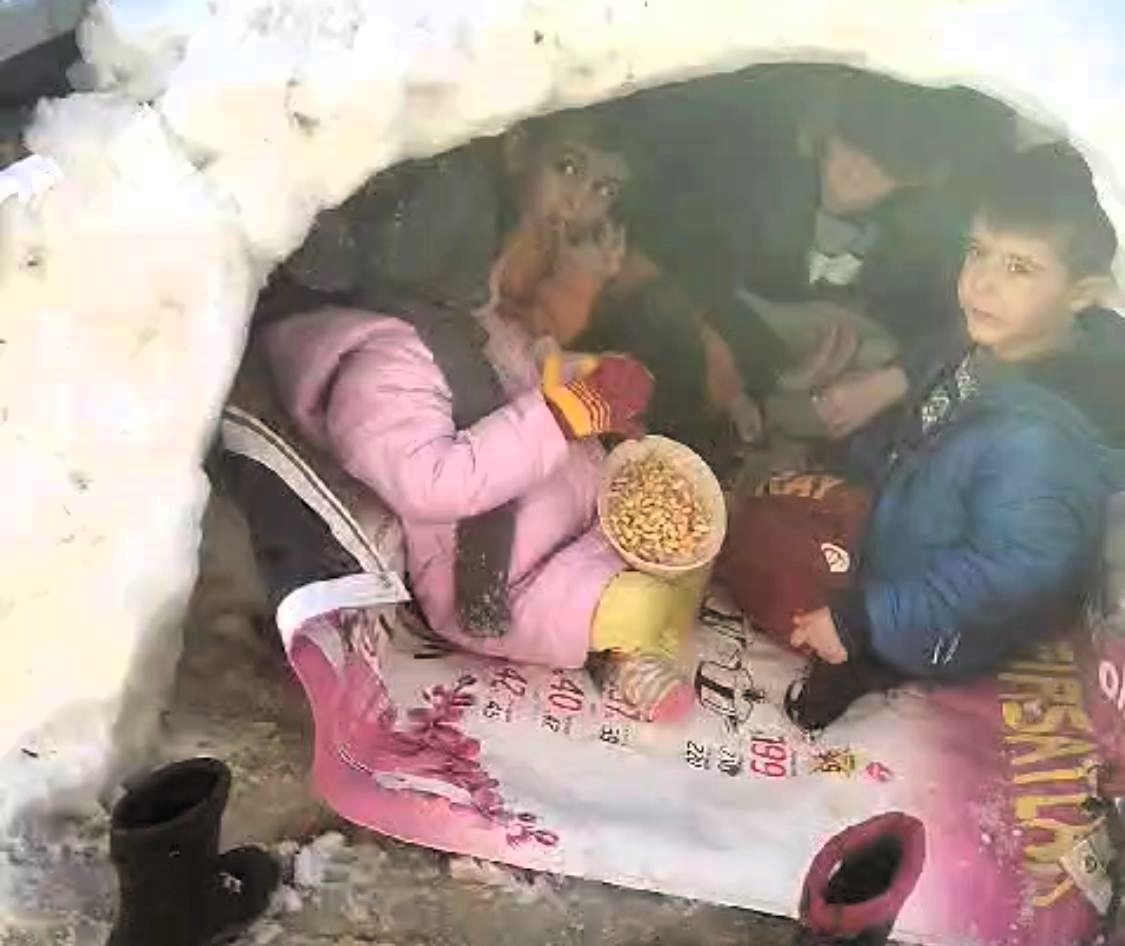 DOĞANŞEHİR İLÇESİNDE ÇOCUKLAR KARDAN EV YAPIP İÇİNDE OTURDU