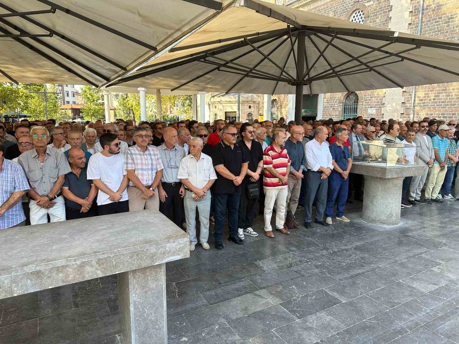 DÜNYACA ÜNLÜ FOTOĞRAF SANATÇISI AHMET ESMER VEFAT ETTİ