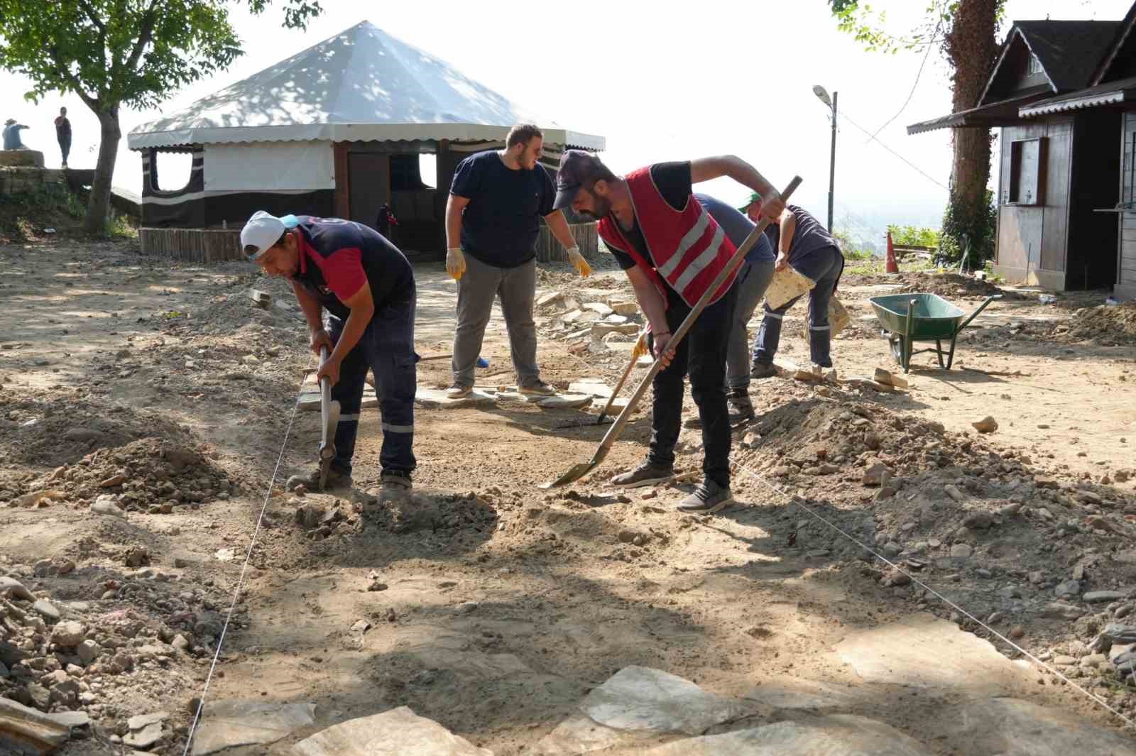 DÜZCE BELEDİYESİ EKİBİ ANTİK TİYATRO KAZISINDA HIZ KESMİYOR