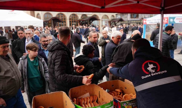 Düzce Belediyesi, Ramazan Bayramı’nda Vatandaşlara İkramlarda Bulundu