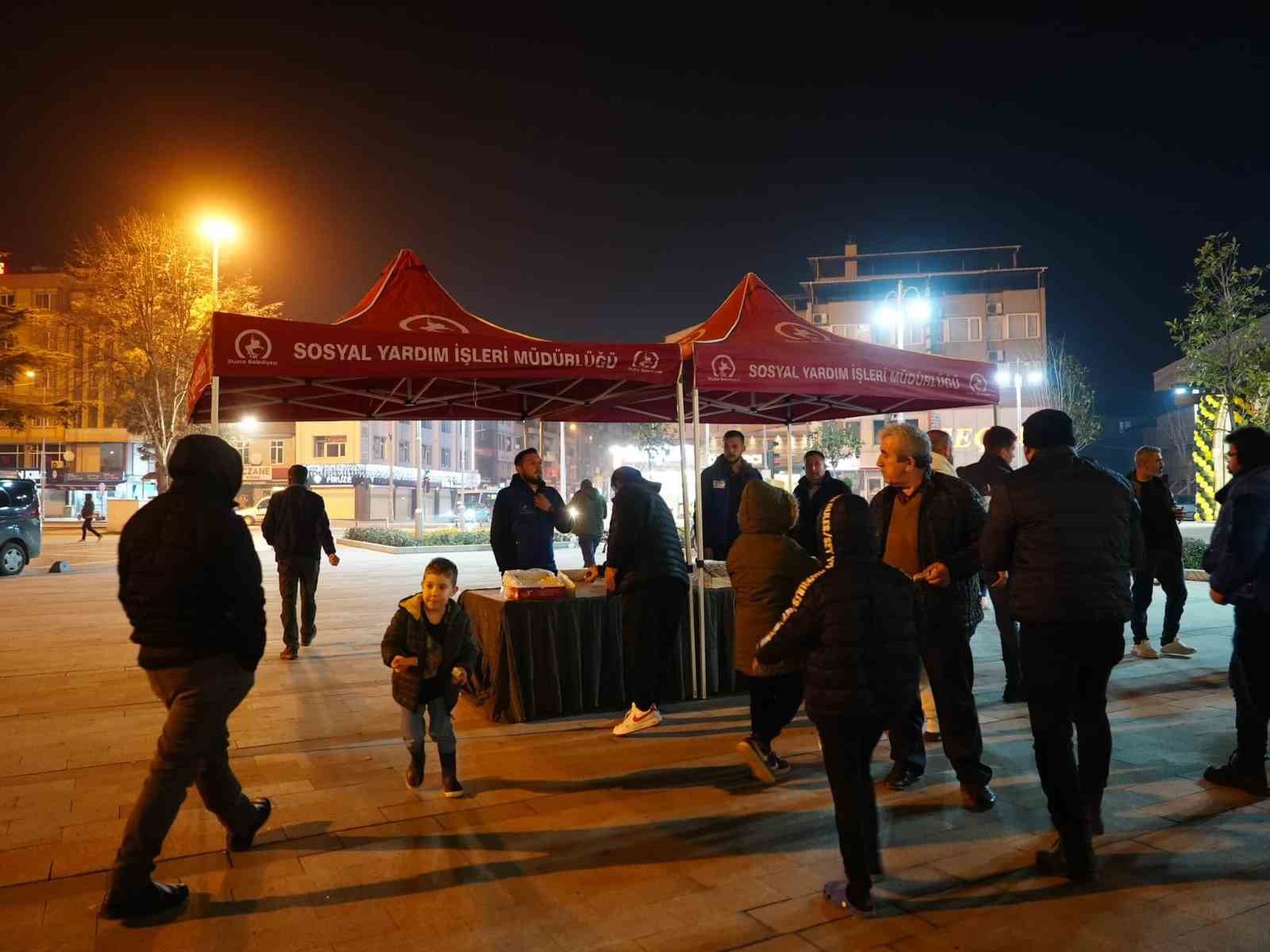 DÜZCE BELEDİYESİ, REGAİP KANDİLİ'NDE CAMİLERDE İKRAMLARDA BULUNDU
