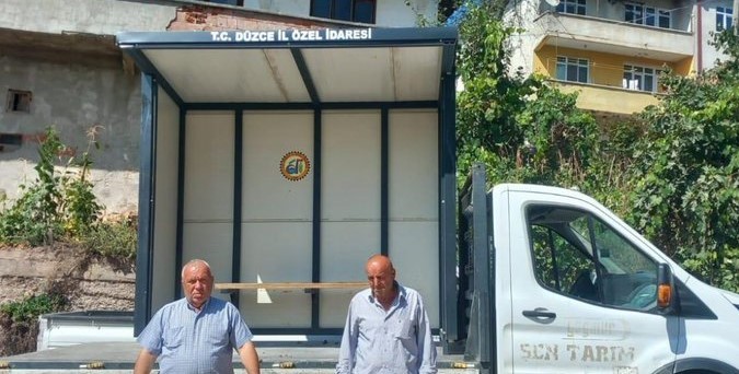 DÜZCE KÖYLERİNE OTOBÜS DURAKLARI VE BANKLAR TESLİM EDİLDİ