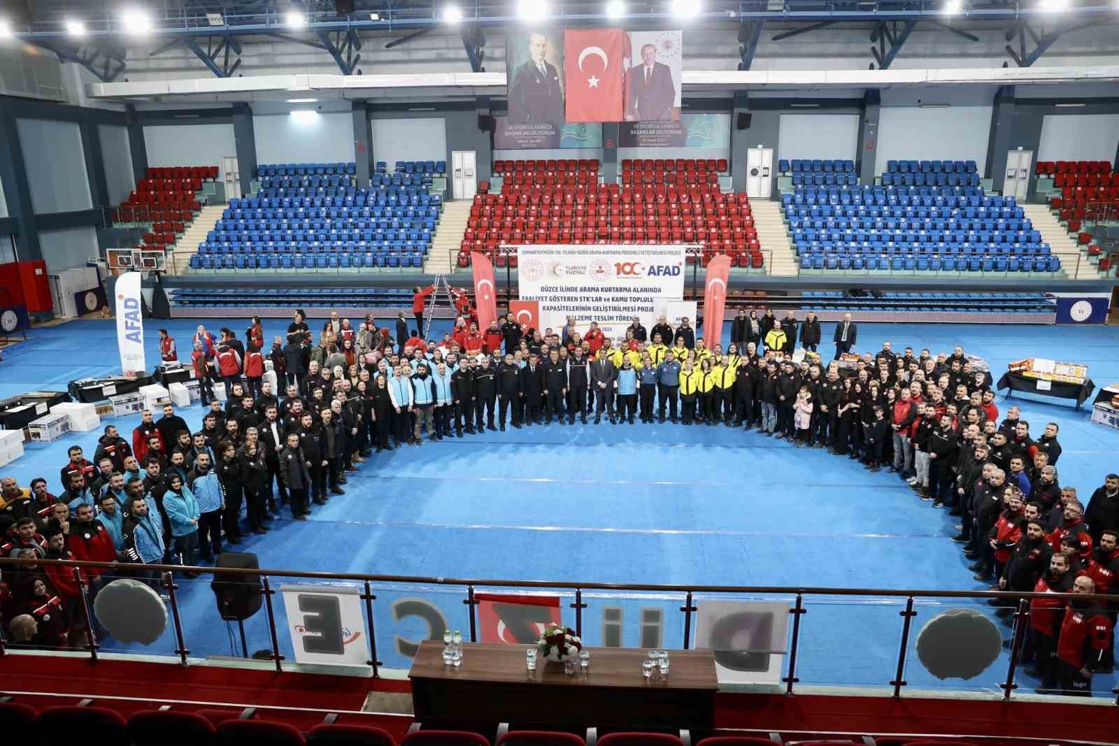 DÜZCE VALİLİĞİ ARAŞTIRMA KURTARMA DERNEKLERİNE MALZEME DESTEĞİ SAĞLADI