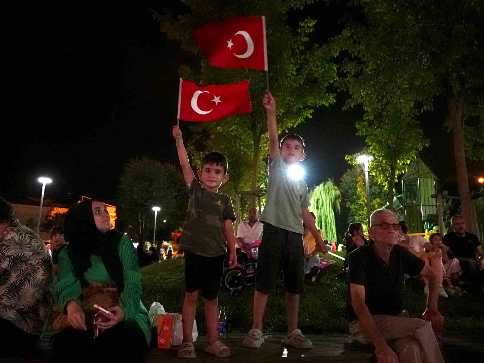 DÜZCE'DE 30 AĞUSTOS ZAFER BAYRAMI COŞKUSU: AÇIK HAVA SİNEMASI KEYFİ