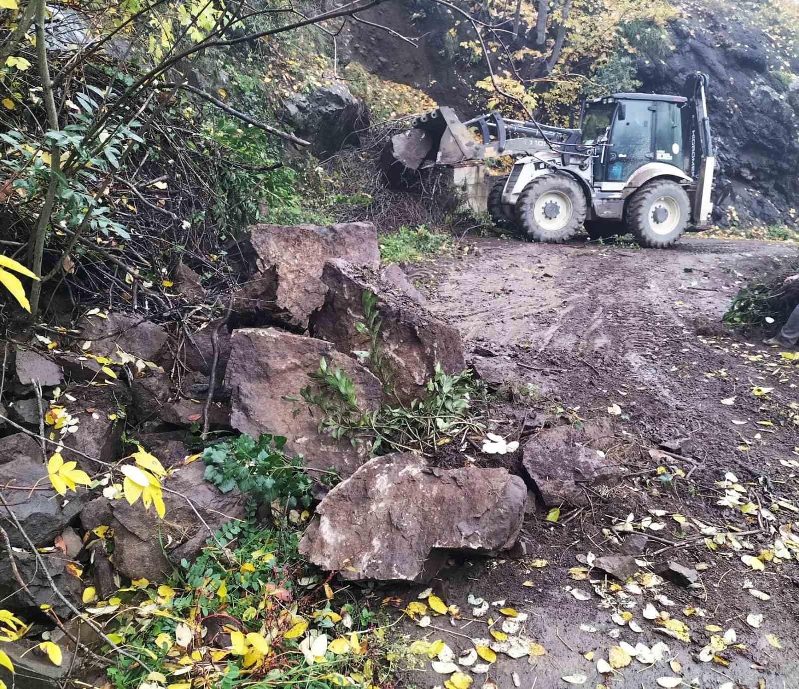 DÜZCE’DE HEYELAN SONRASI YOLLAR TEMİZLENDİ