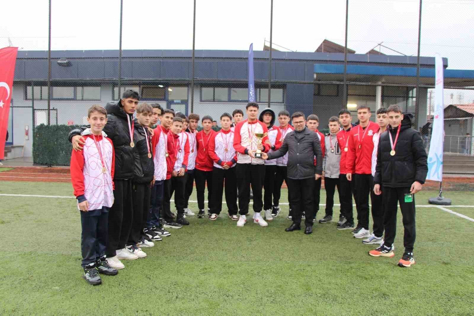 DÜZCE'DE OKUL SPORLARI GENÇ ERKEKLER FUTBOL MÜSABAKALARINI KİM KAZANDI?