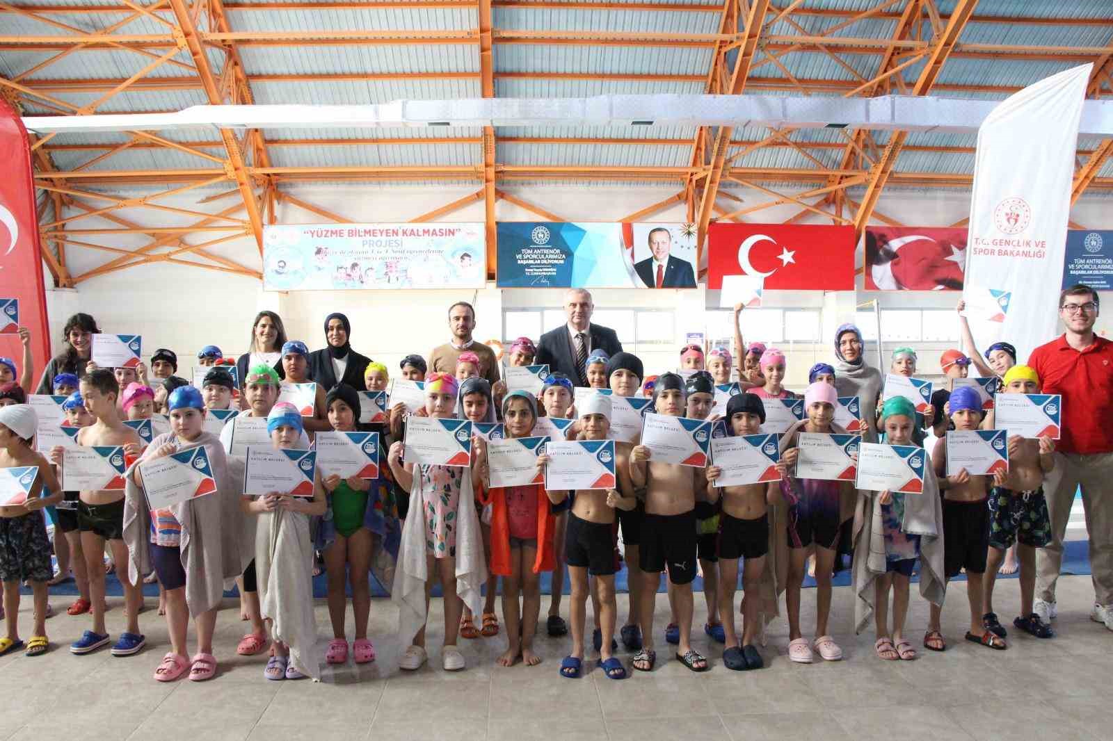 DÜZCE’DE YÜZME BİLMEYEN GENÇLERE KATILIM BELGELERİ VERİLDİ