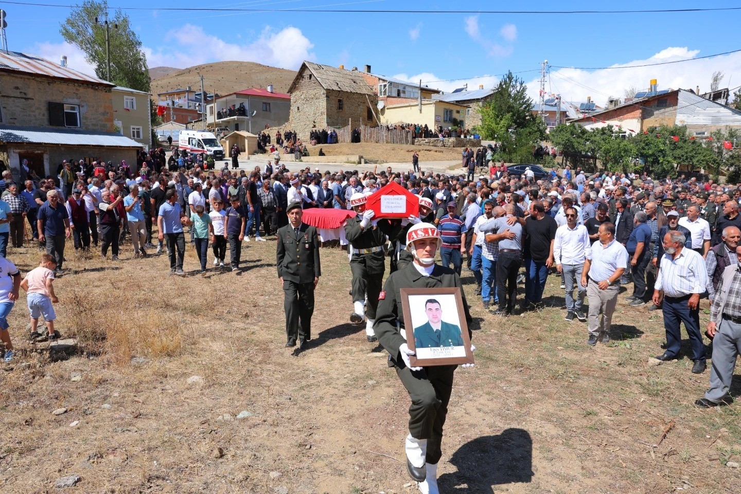 EDİRNE'DE KALP KRİZİ SONUCU VEFAT EDEN UZMAN ÇAVUŞ ENES TİMUR SON YOLCULUĞUNA UĞURLANDI