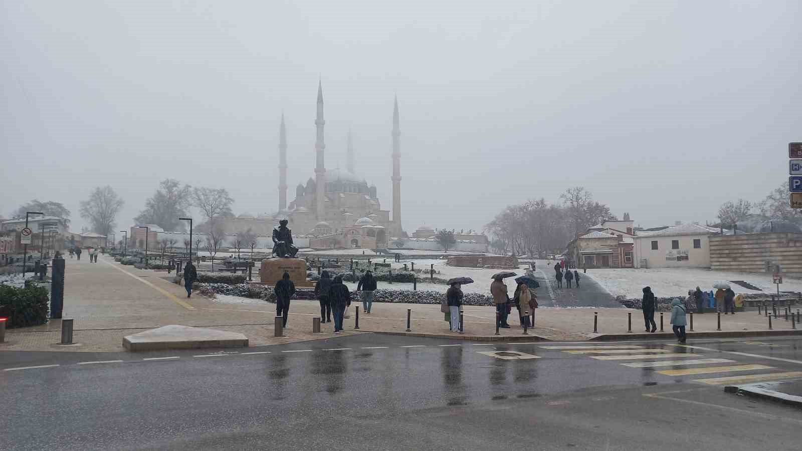 EDİRNE'DE KAR YAĞIŞI NEDENİYLE MOTOKURYELER TRAFİĞE ÇIKAMAYACAK