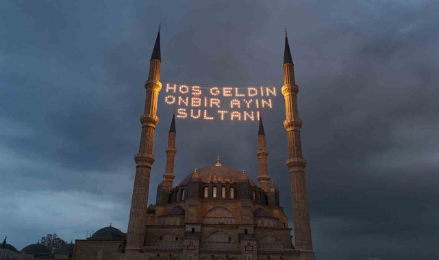 Edirne'de Selimiye Camii'ne Ramazan Ayı İçin Asılan Mahya İlgi Çekiyor