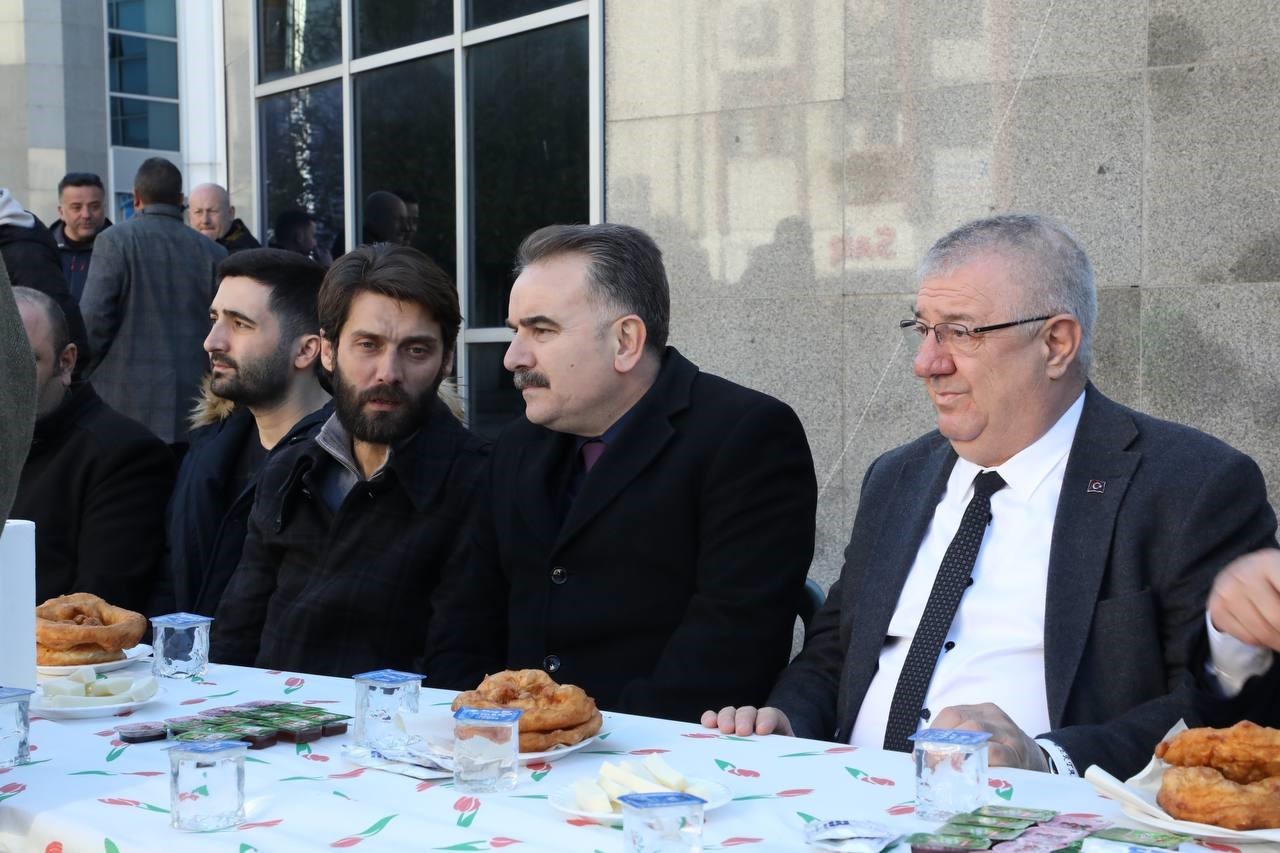 EDREMİT BELEDİYE BAŞKANI MEHMET ERTAŞ, ESKİ BAŞKAN TUNCAY KILIÇ ANISINA LOKMA HAYRI DÜZENLEDİ