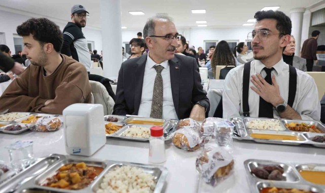 Elazığ Fırat Üniversitesi Rektörü Öğrencilerle İftar Açtı