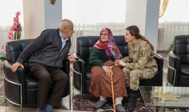 Elazığ Jandarma Ekipleri Huzurevi Sakinleriyle Pasta Keserek Buluştu