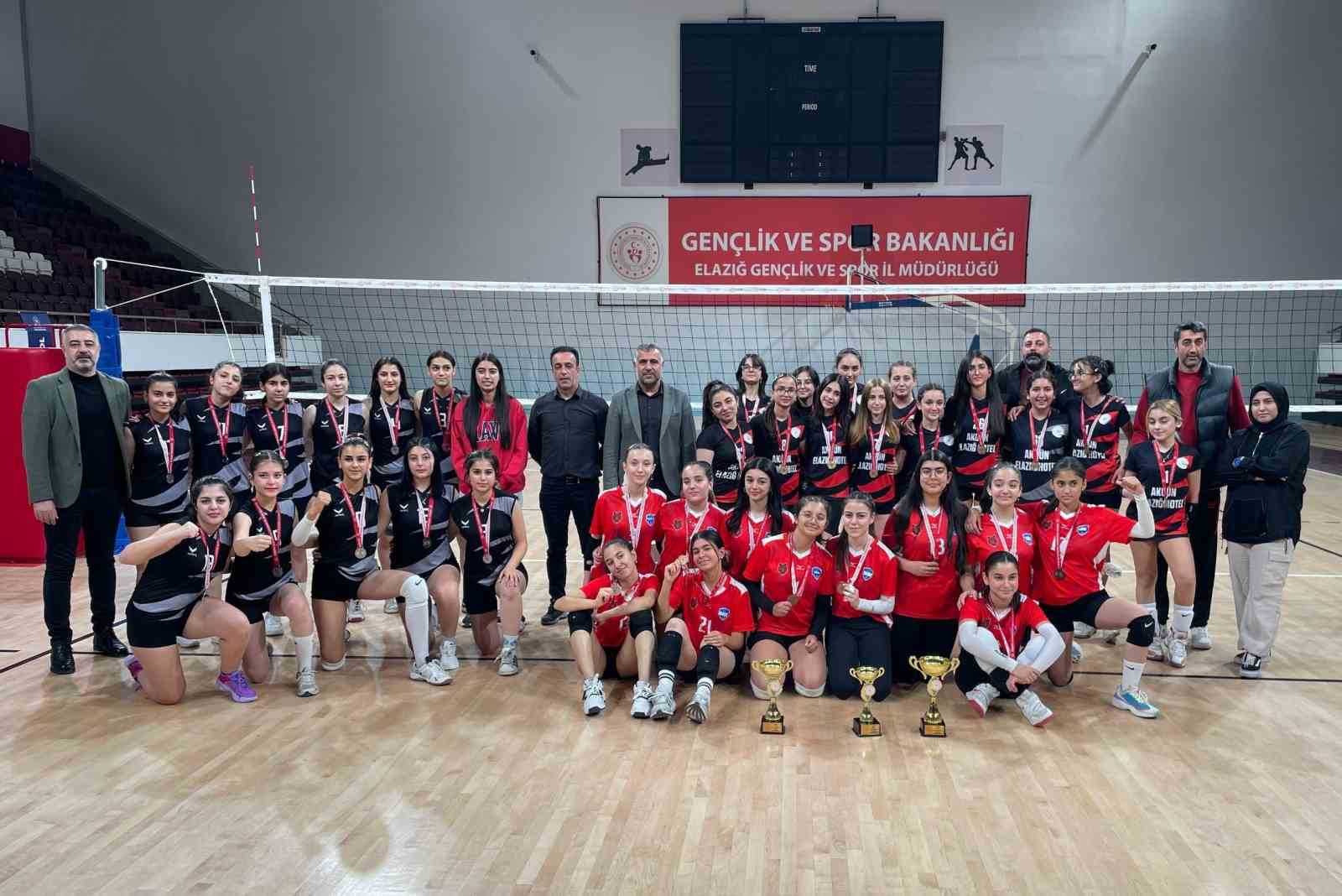 ELAZIĞ VOLEYBOL AKADEMİ ŞAMPİYONLUĞUNU KUTLUYOR