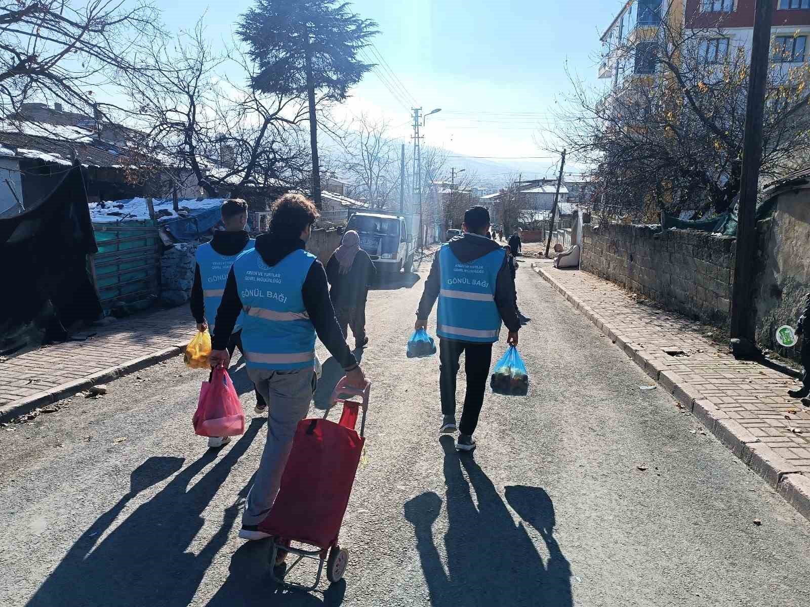 ELAZIĞ'DA GÖNÜLLÜLER YAŞLILARLA EL ELE