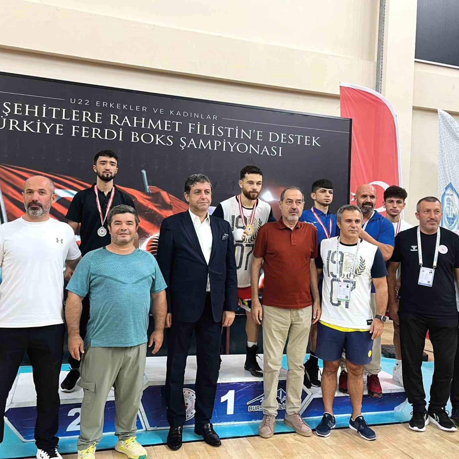 ELAZIĞLI BOKSÖRLERDEN ŞAMPİYONADAN MADALYALARLA DÖNÜŞ