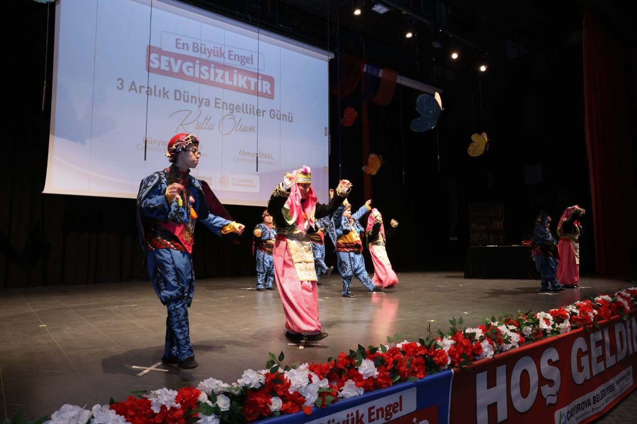 ENGELSİZ KÜLTÜR VE SANAT PROGRAMI ÇAYIROVA'DA RENKLİ GÖRÜNTÜLERE SAHNE OLDU